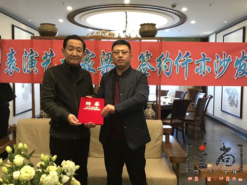 梁天代言仟亦沙發(fā)